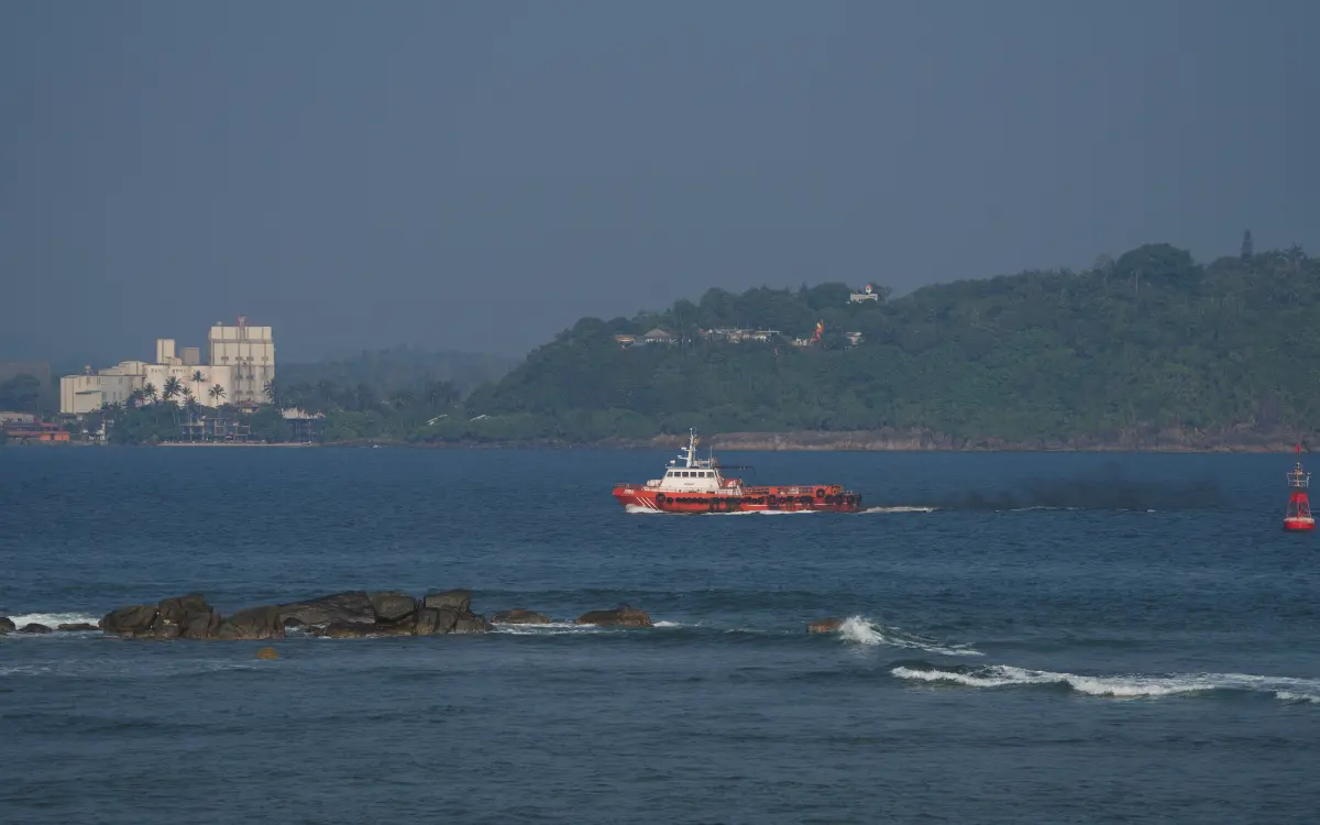 Ataque dos EUA a submarino e navio do Irã usando drones de combate.