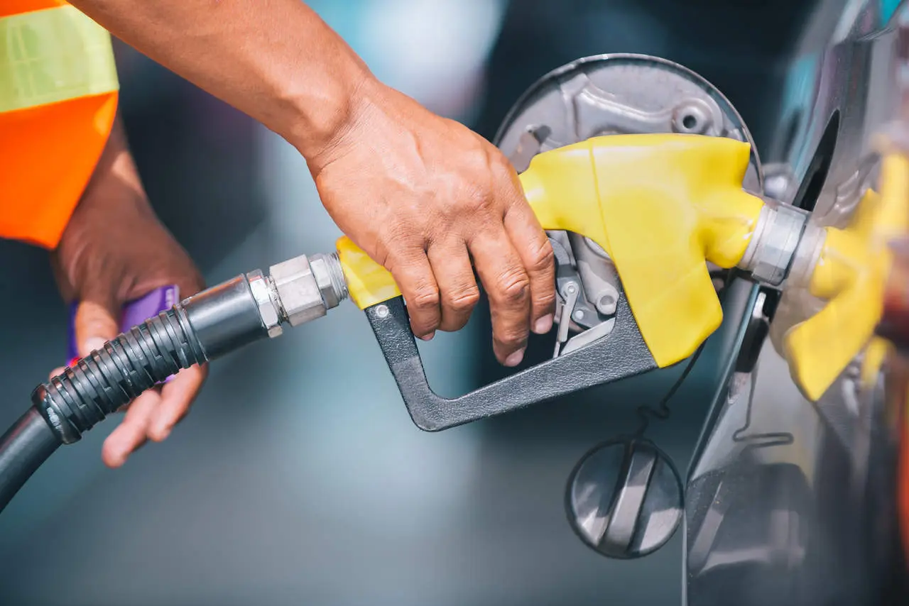 Governo brasileiro revisa subsídio da gasolina devido à alta do petróleo.