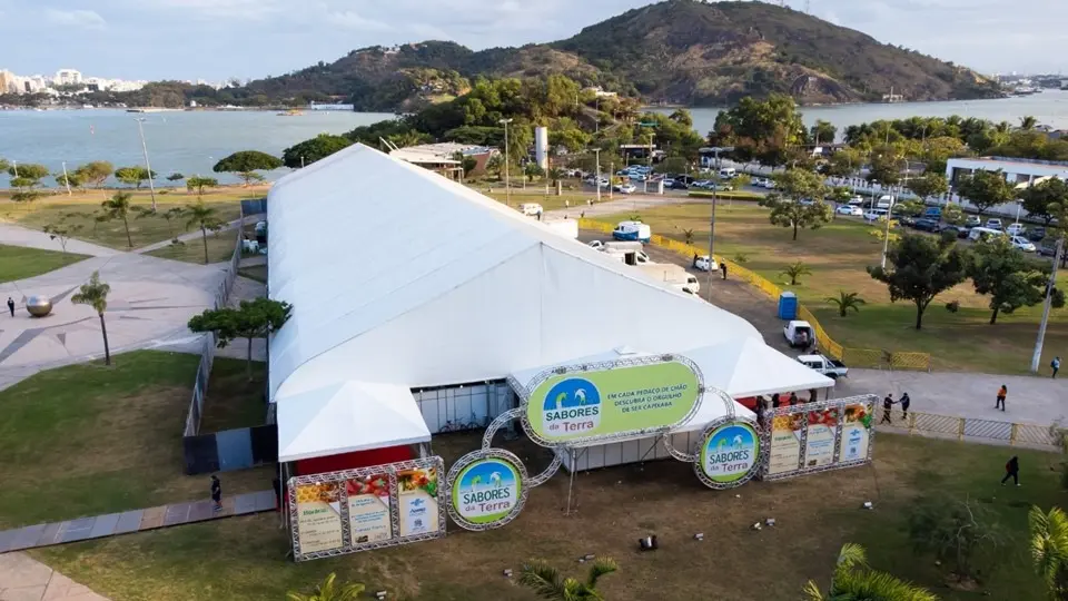A Feira Sabores da Terra reúne produtores rurais, artesãos e microempreendedores, fortalecendo a geração de renda e a comercialização de produtos capixabas.