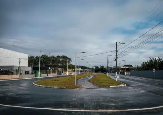 Nova ciclovia da Avenida Porto Dourado amplia a segurança de ciclistas e pedestres e fortalece a mobilidade urbana na Serra.