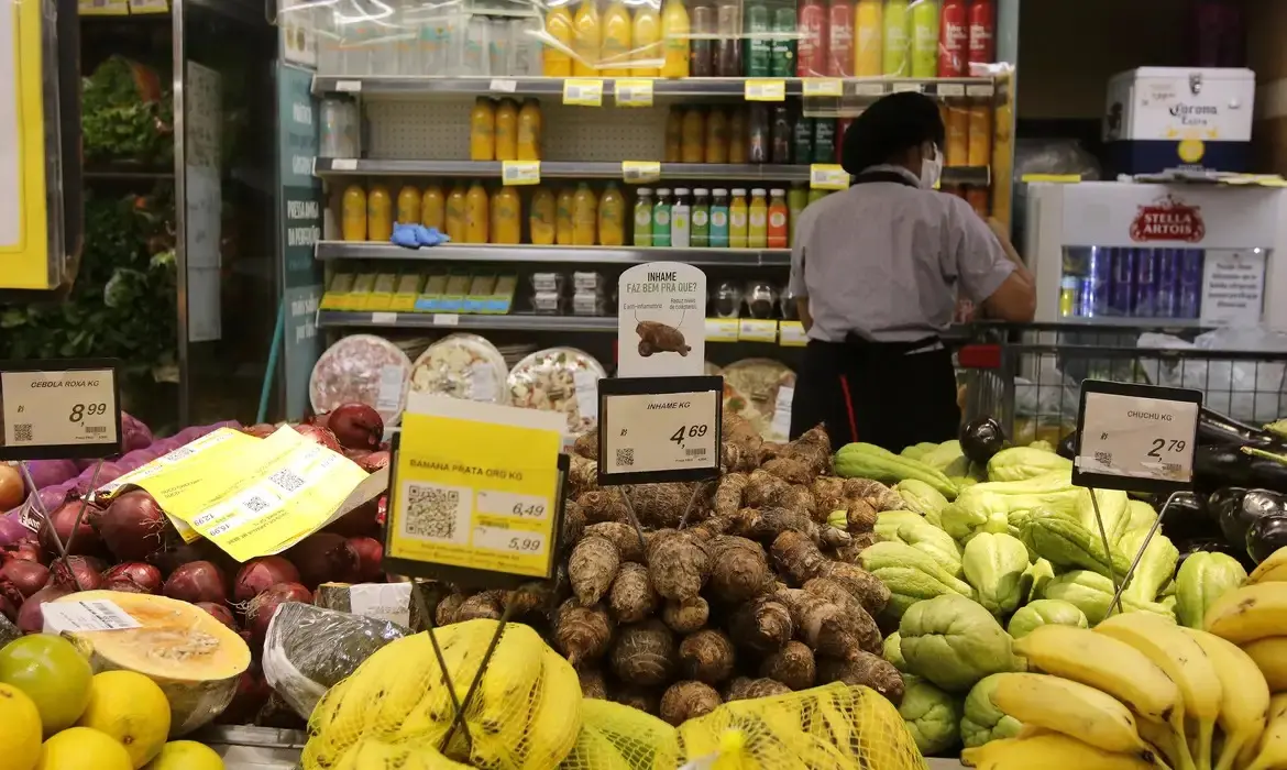 Pesquisa analisou 65 itens e revelou forte oscilação nos preços da capital.