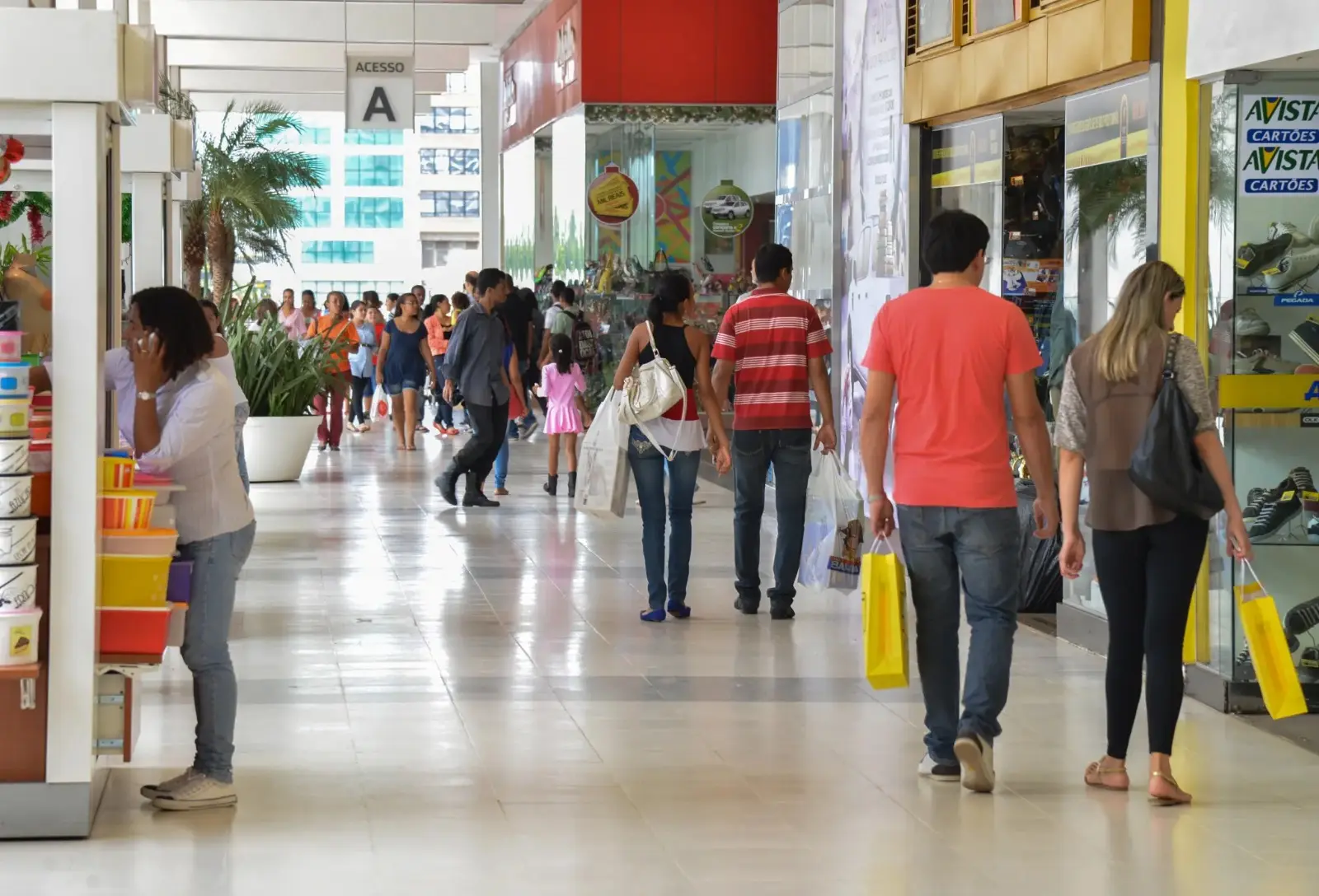 Lojas físicas ainda concentram a maior parte das vendas no Espírito Santo, mesmo com o crescimento do e-commerce.