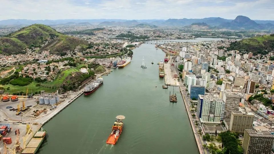 Empresas e investidores acompanham os desdobramentos das possíveis tarifas dos EUA sobre produtos brasileiros e reforçam estratégias para enfrentar um cenário de maior incerteza.