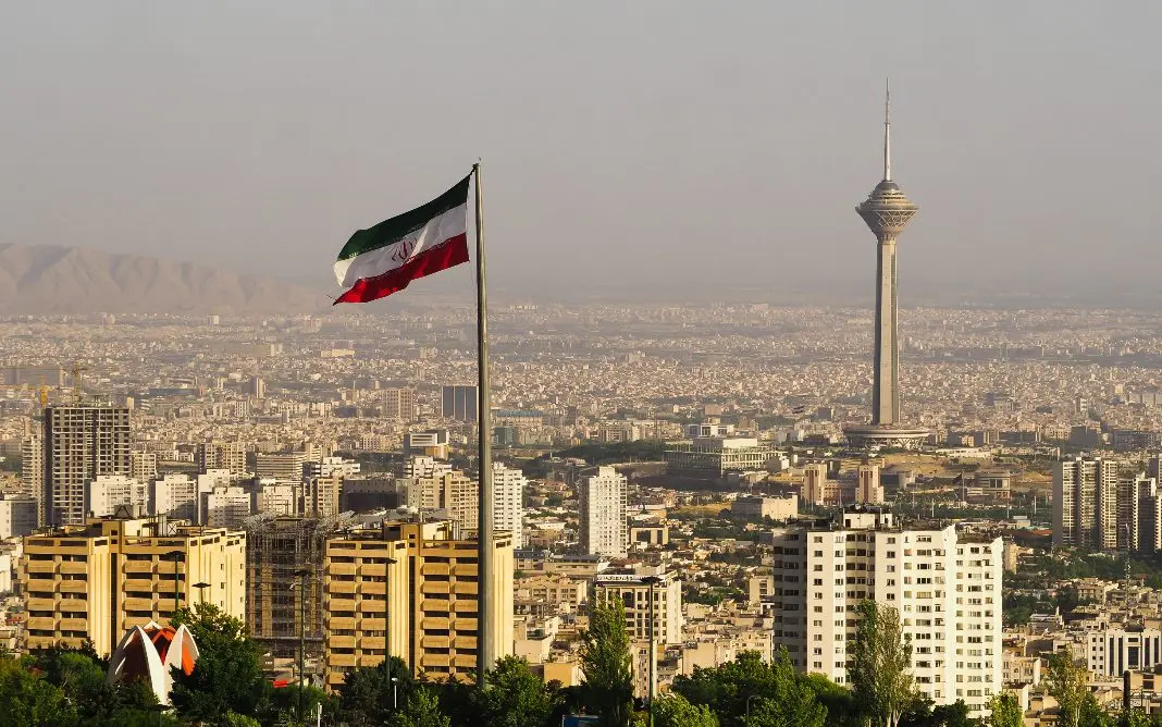IRGC alerta sobre resposta ao envolvimento dos EUA nas rotas de Ormuz.