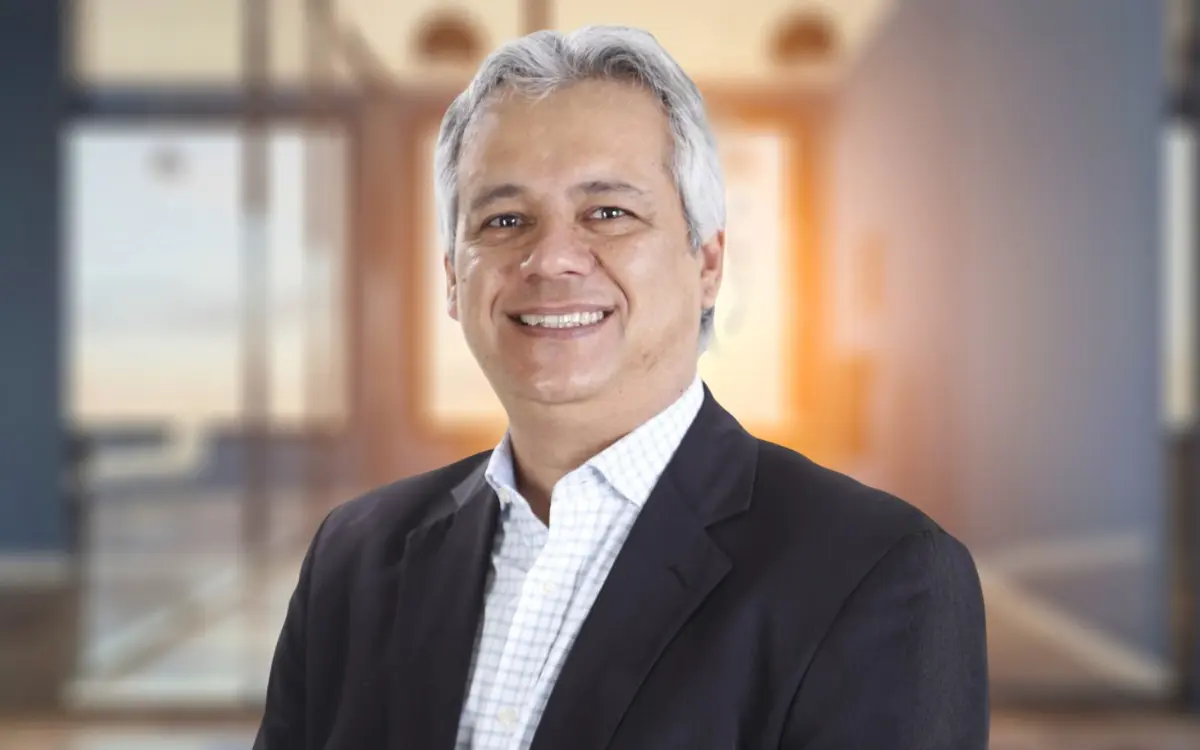 Luciano Raizer é Professor Titular do Departamento de Tecnologia Industrial da UFES. Doutor em Engenharia de Produção, com pós-doutorado em Indústria 4.0, e especialista em inovação