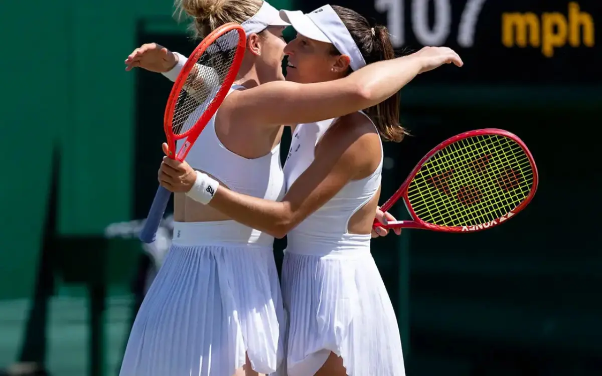 Luisa Stefani e Gabriela Dabrowski em semifinal de duplas no torneio de Wimbledon.