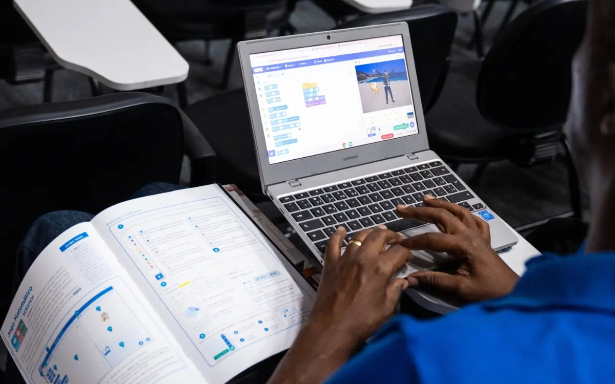 Coleção Exploradores Digitais da Microkids aprovada para uso em escolas públicas.