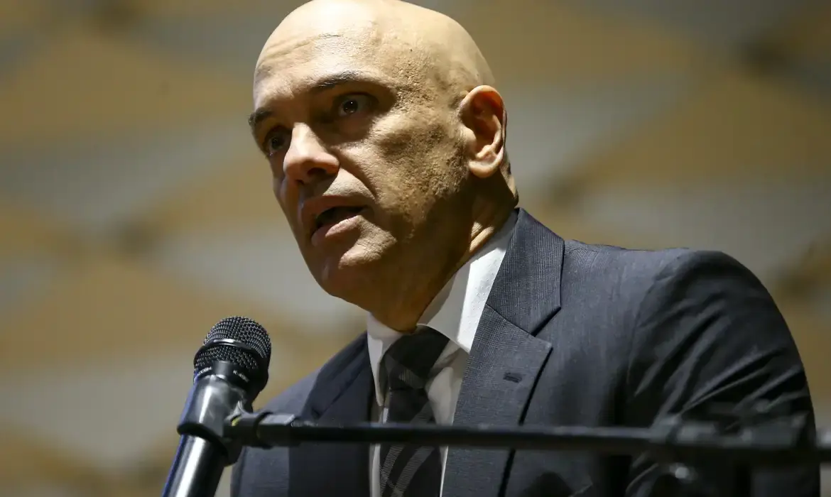 Exército entrega oito armas registradas em nome de Jair Bolsonaro à Polícia Federal.