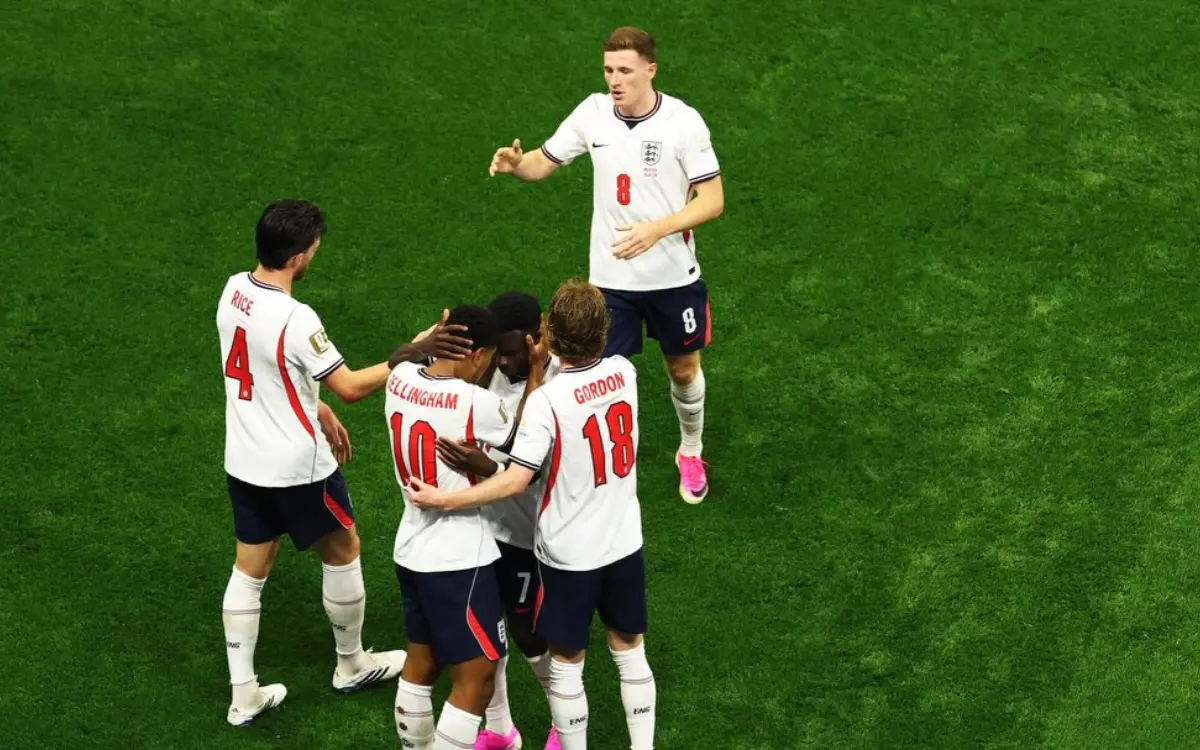 Partida entre Noruega e Inglaterra nas quartas de final da Copa do Mundo de Futebol.