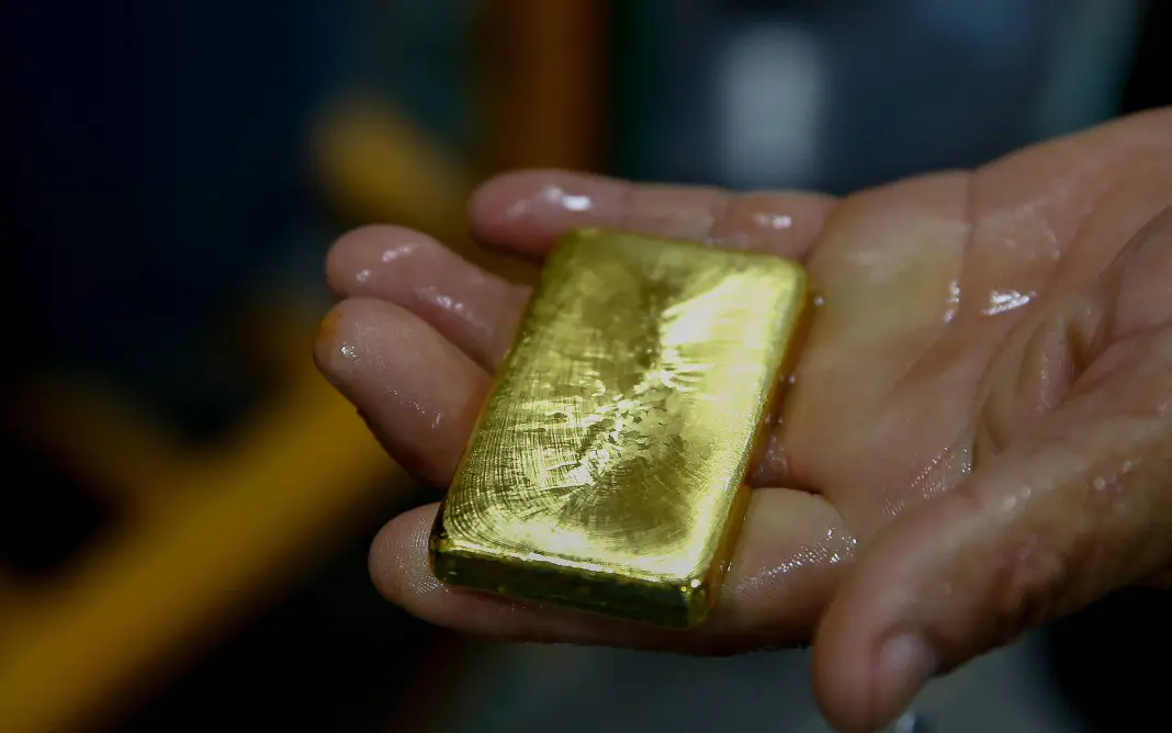 Ouro encerra em queda devido a tensões no Oriente Médio e expectativas de juros elevados.