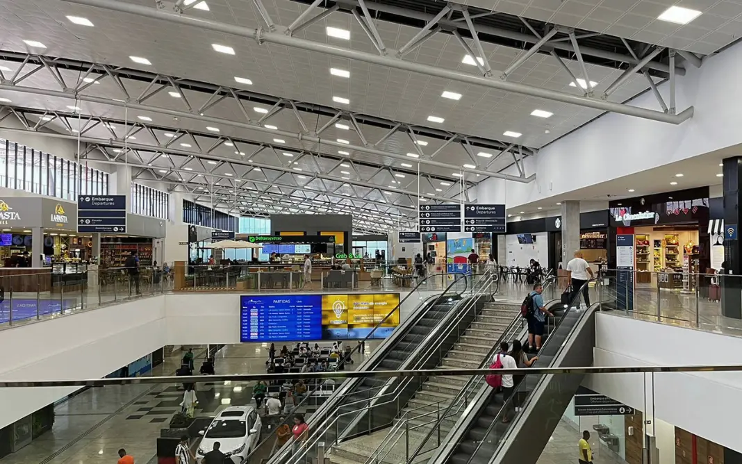 Preço médio das passagens aéreas domésticas atinge R$ 632,53 em maio de 2026.