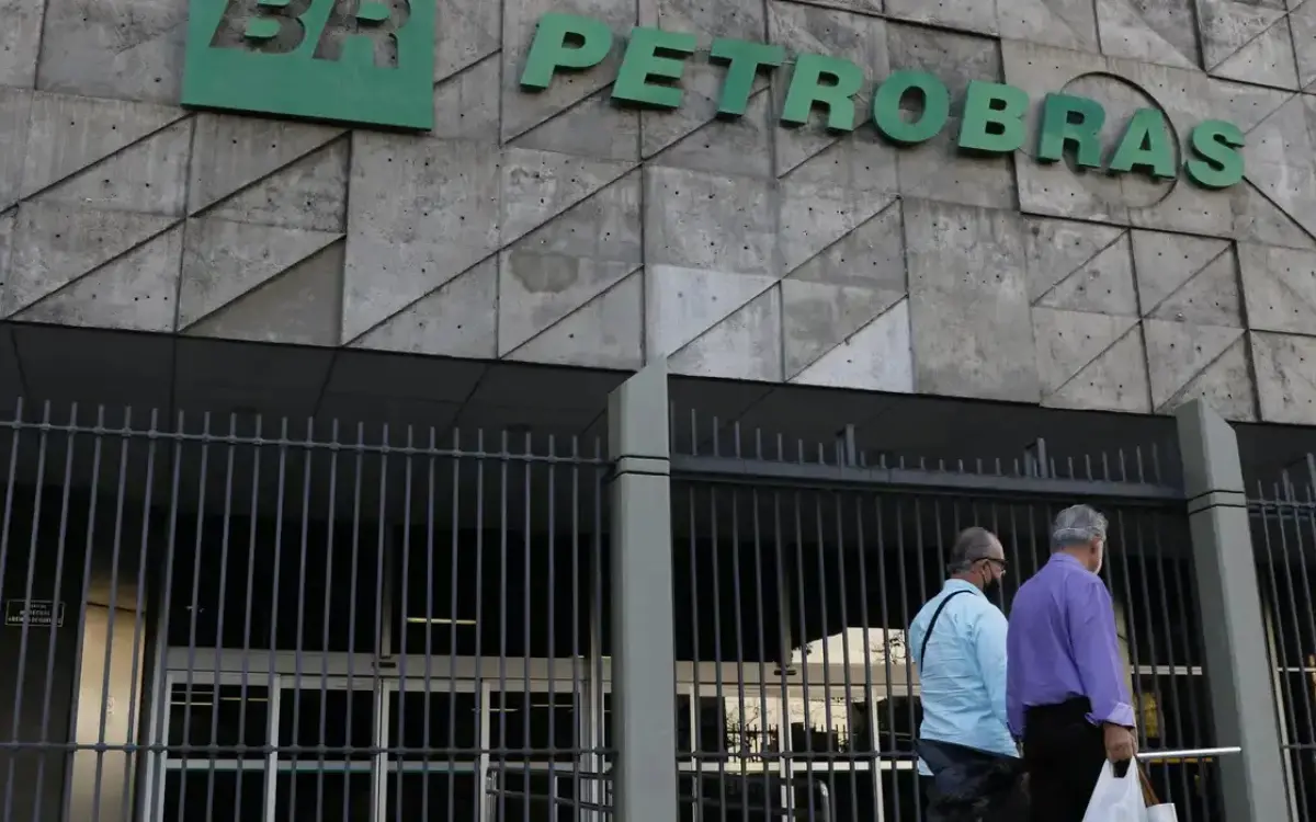 Redução do preço do querosene de aviação pela Petrobras em 14,5% devido a fatores internacionais.