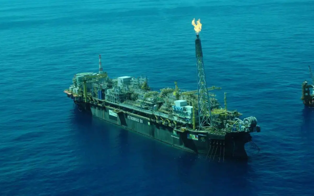 Petróleo WTI e Brent apresentam alta devido a conflitos no Oriente Médio e dados econômicos dos EUA.