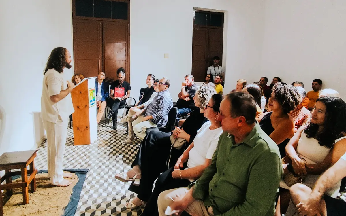 Anderson Valfré apresenta seu livro 'A Veia Torta da Cruz' em evento cultural.