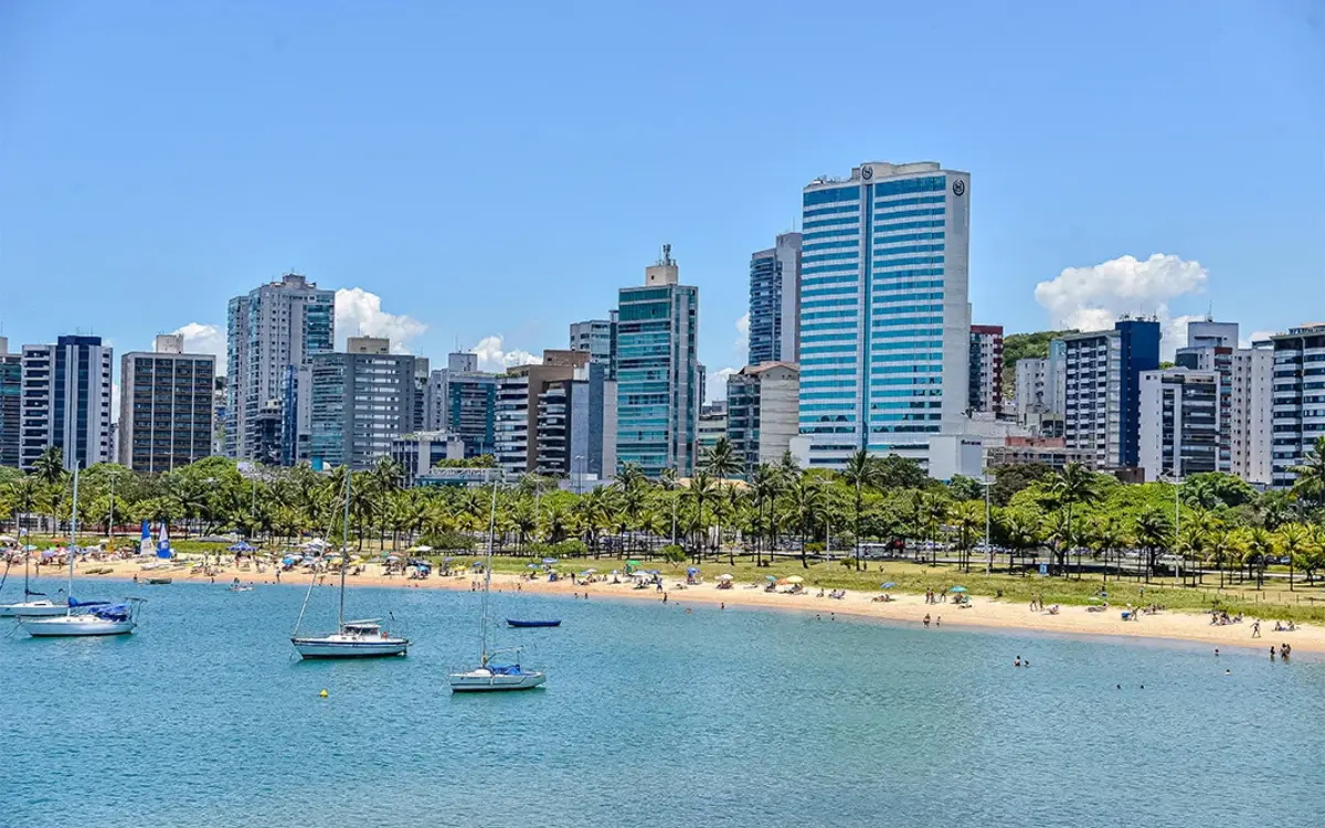 Previsão do tempo para sábado no Espírito Santo com sol e temperaturas variando até 30°C.