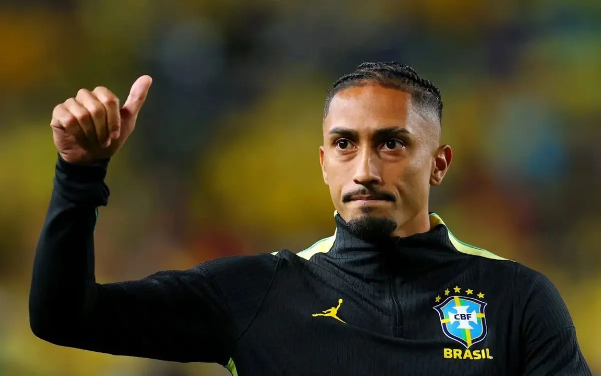 Atacante Raphinha treina com a seleção brasileira após lesão na coxa direita.
