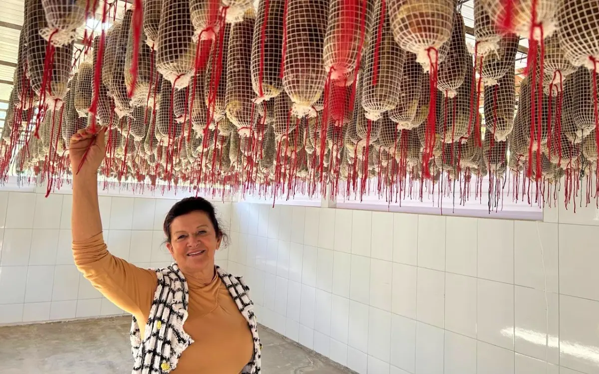 Bernardete Lorenzoni mostra a produção de socol do Sítio Lorenção