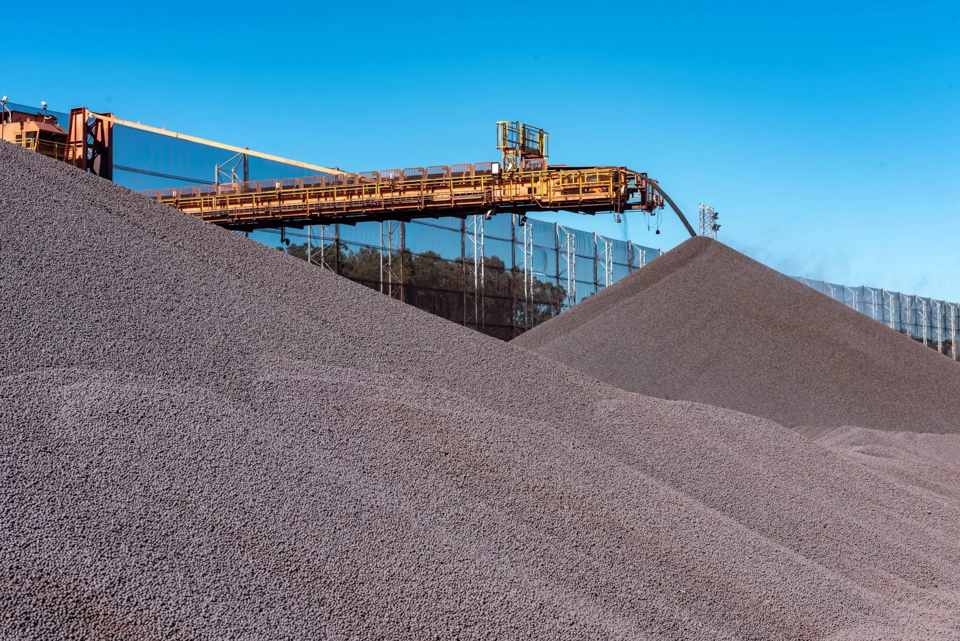 Samarco implementa novas metas climáticas e tecnologias para reduzir emissões na produção.