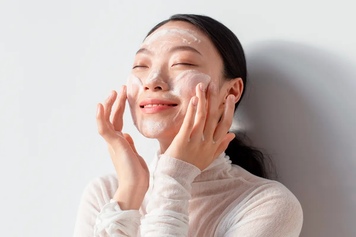 Baseada em prevenção, hidratação e constância, a chamada skincare coreana propõe uma relação mais cuidadosa com a pele, priorizando saúde e equilíbrio em vez de intervenções agressivas