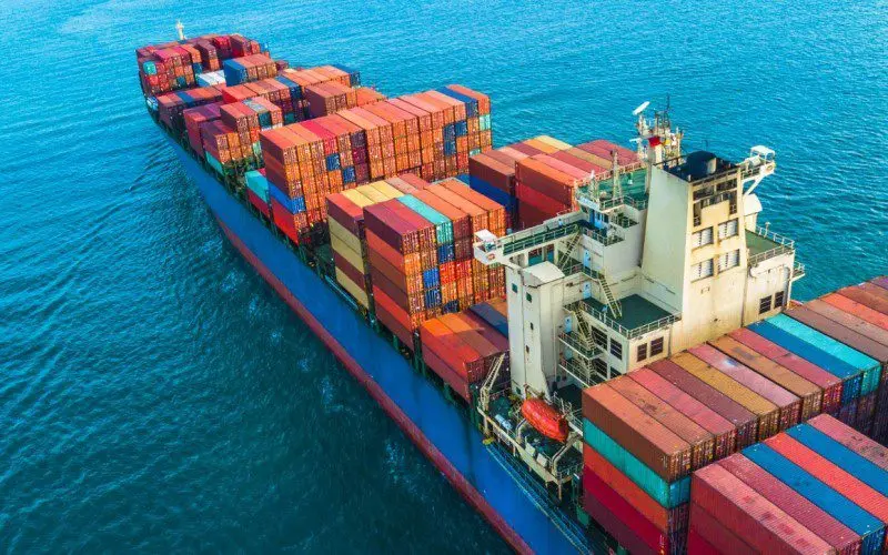 Balança comercial do Brasil registra superávit de US$ 9,758 bilhões em junho de 2026.