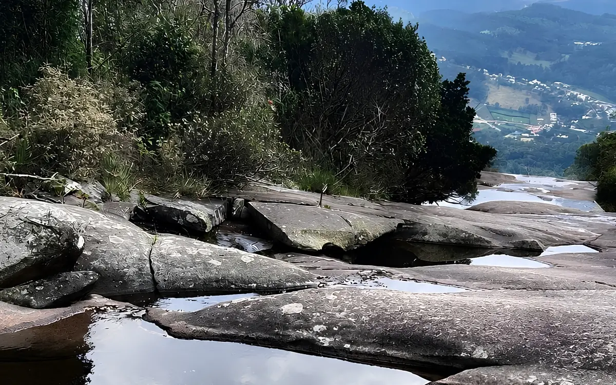 Trilhas e piscinas naturais no Parque Estadual da Pedra Azul, Espírito Santo.