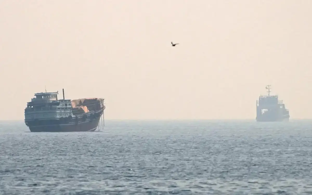 Donald Trump anuncia mudança na cobrança de taxas para embarcações no Estreito de Ormuz.
